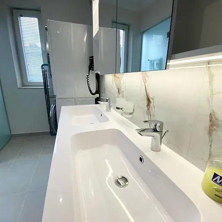 New Yorker 2 Bedroom Apartment