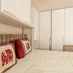 New Yorker 2 Bedroom Apartment *